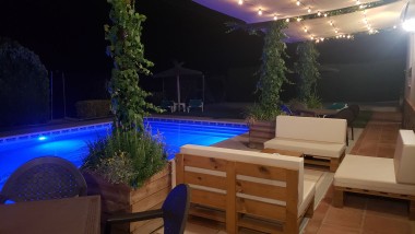 Terraza y piscina rodeada de vegetación y naturaleza