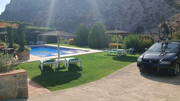 Jardines y piscina